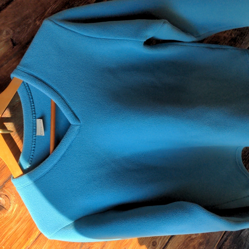 LL Bean v-neck blue fleece top medium